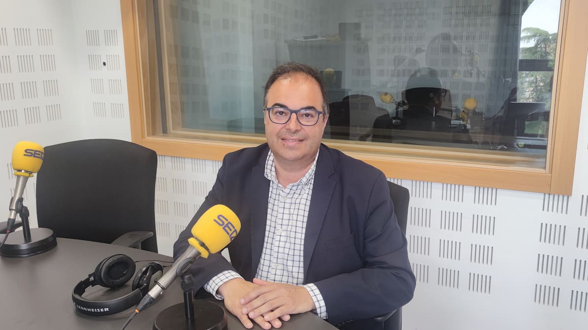 Santiago Llorente, candidato del PSOE a la alcaldía de Leganés, repasa su programa electoral y su lado personal