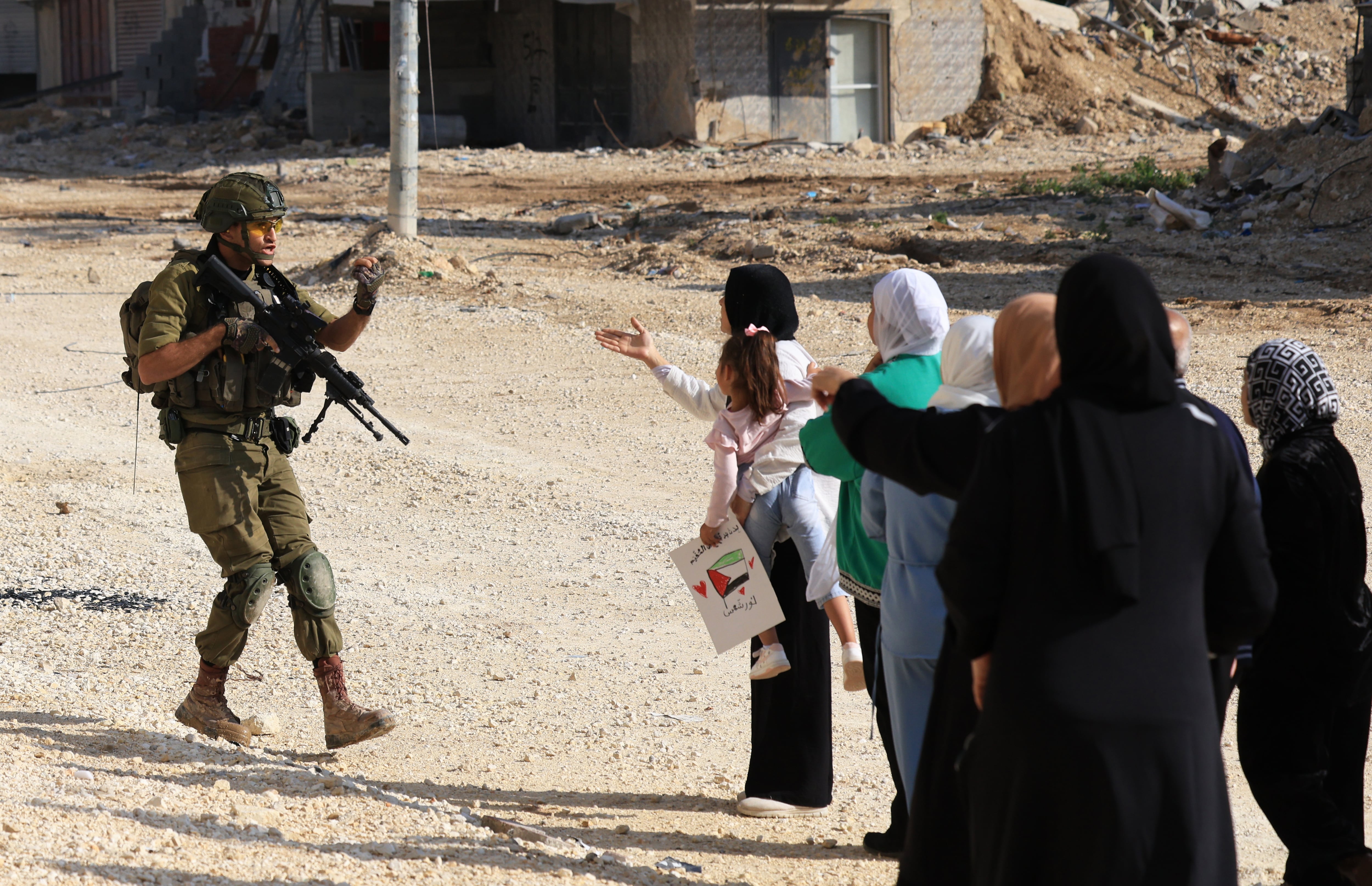 Soldados israelíes impiden a palestinos desplazados del campo de refugiados de Nur Shams intentar regresar a su campo.