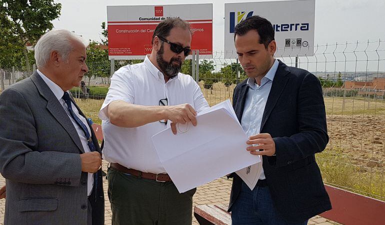 El portavoz de Ciudadanos en la Asamblea de Madrid, Ignacio Aguado, junto al alcalde de Arroyomolinos, Carlos Ruipérez en la visita a las obras del nuevo centro de salud