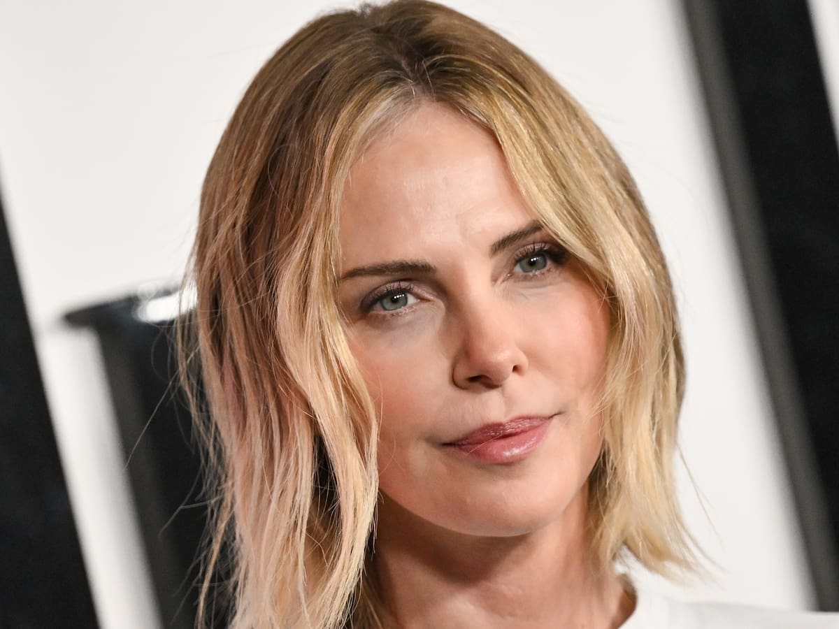 Charlize Theron cuenta que su madre mató a su padre en defensa propia: "Las dos sujetábamos la puerta con nuestros cuerpos"