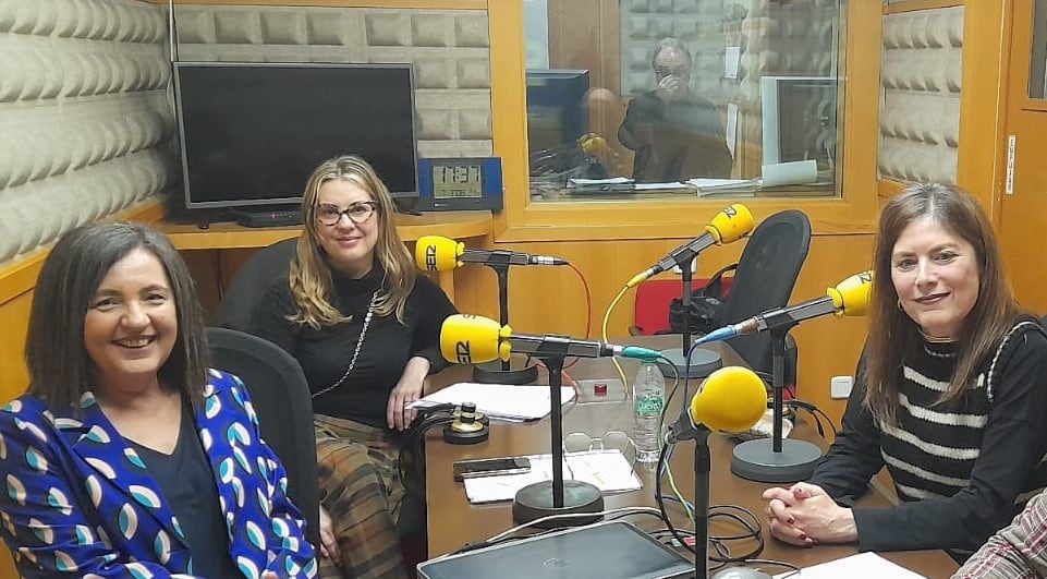 Desde la izquierda, Pilar Varela, Elena Lasarte y Consuelo Hernández en los estudios de Radio Asturias SER