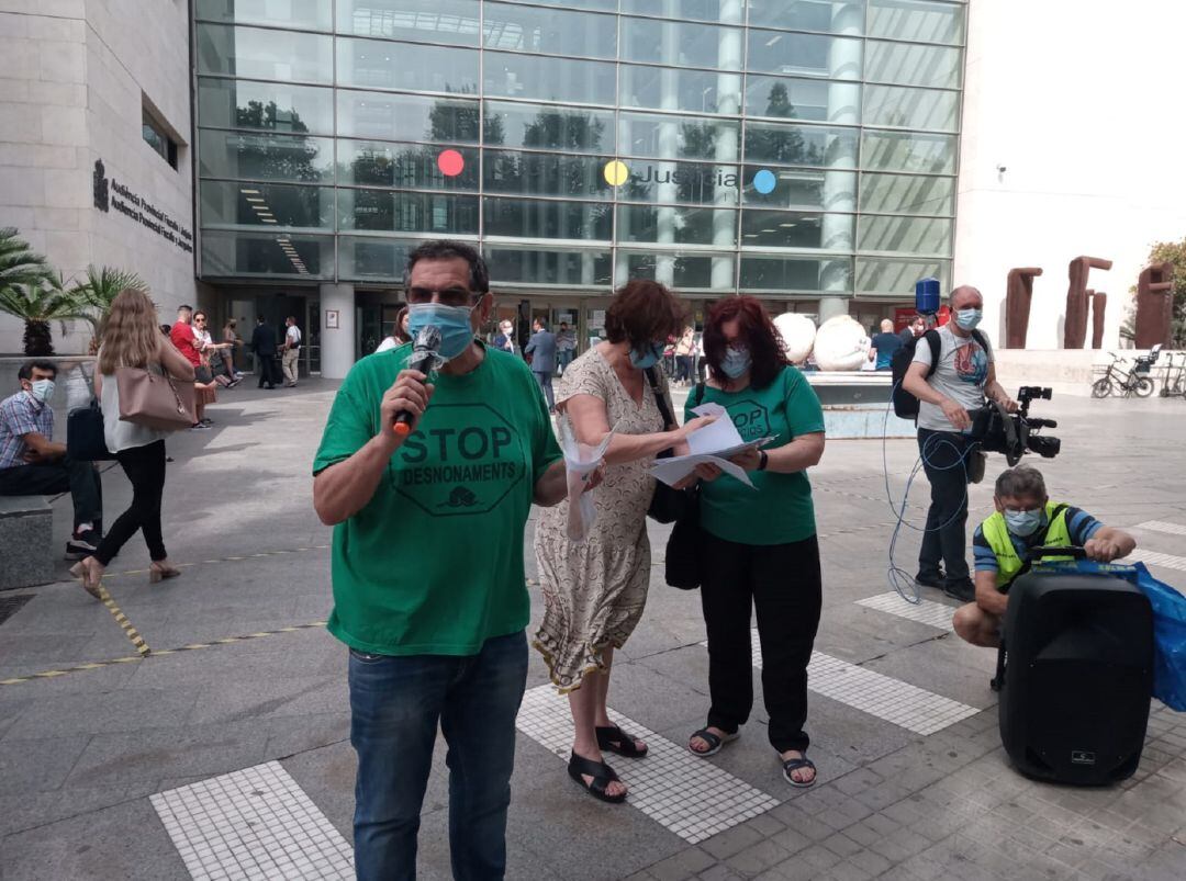 Miembros de la Plataforma de Afectados por la Hipoteca de València frente a la Ciudad de la Justicia de la ciudad en el mes de junio de 2021. 