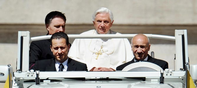 Imagen tomada el 16 de junio de 2010 del papa Benedicto XVI (c) junto a mayordomo Paolo Gabriele (i) durante un acto en la plaza de San Pedro del Vaticano.