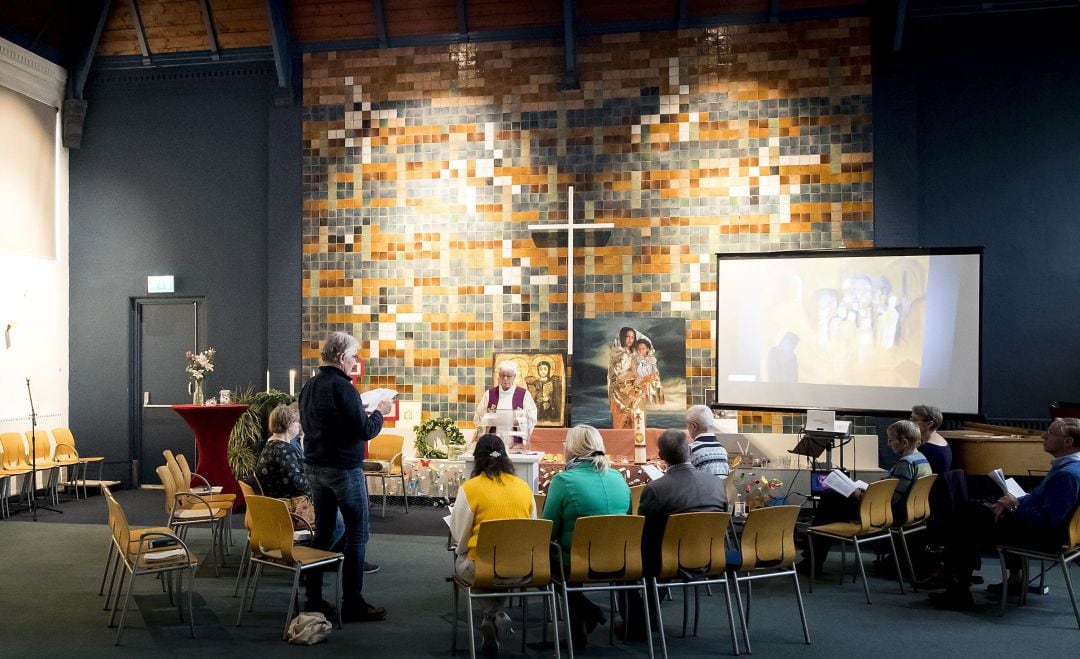 Cientos de fieles llegaron a la iglesia para apoyar a la familia. 