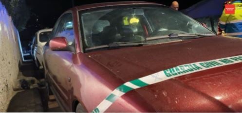 Los sanitarios del SUMMA 112 solo pudieron confirmar el fallecimiento; los bomberos estabilizaron el vehículo para liberar el cuerpo y la Guardia Civil investiga lo ocurrido