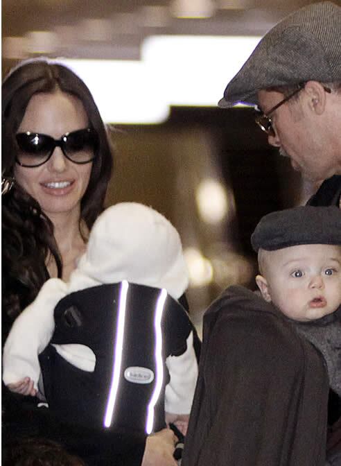 Los famosos actores Brad Pitt y Angelina Jolie disfrutan de Tokio en compañía de sus seis hijos, incluidos los gemelos de seis meses Knox Leon y Vivienne Marcheline, con los que se han dejado ver en público por primera vez.