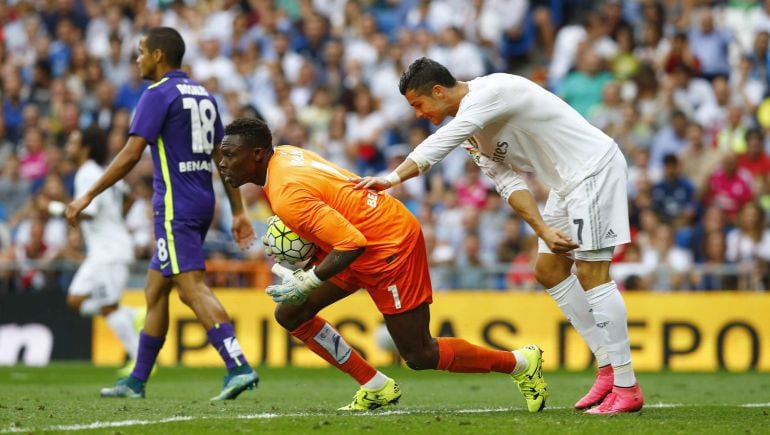 Cristiano Ronaldo se lamenta ante la mirada de Kameni