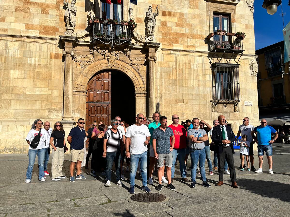 Un acuerdo a tres bandas desconvoca la huelga de basura unas horas después de iniciarse