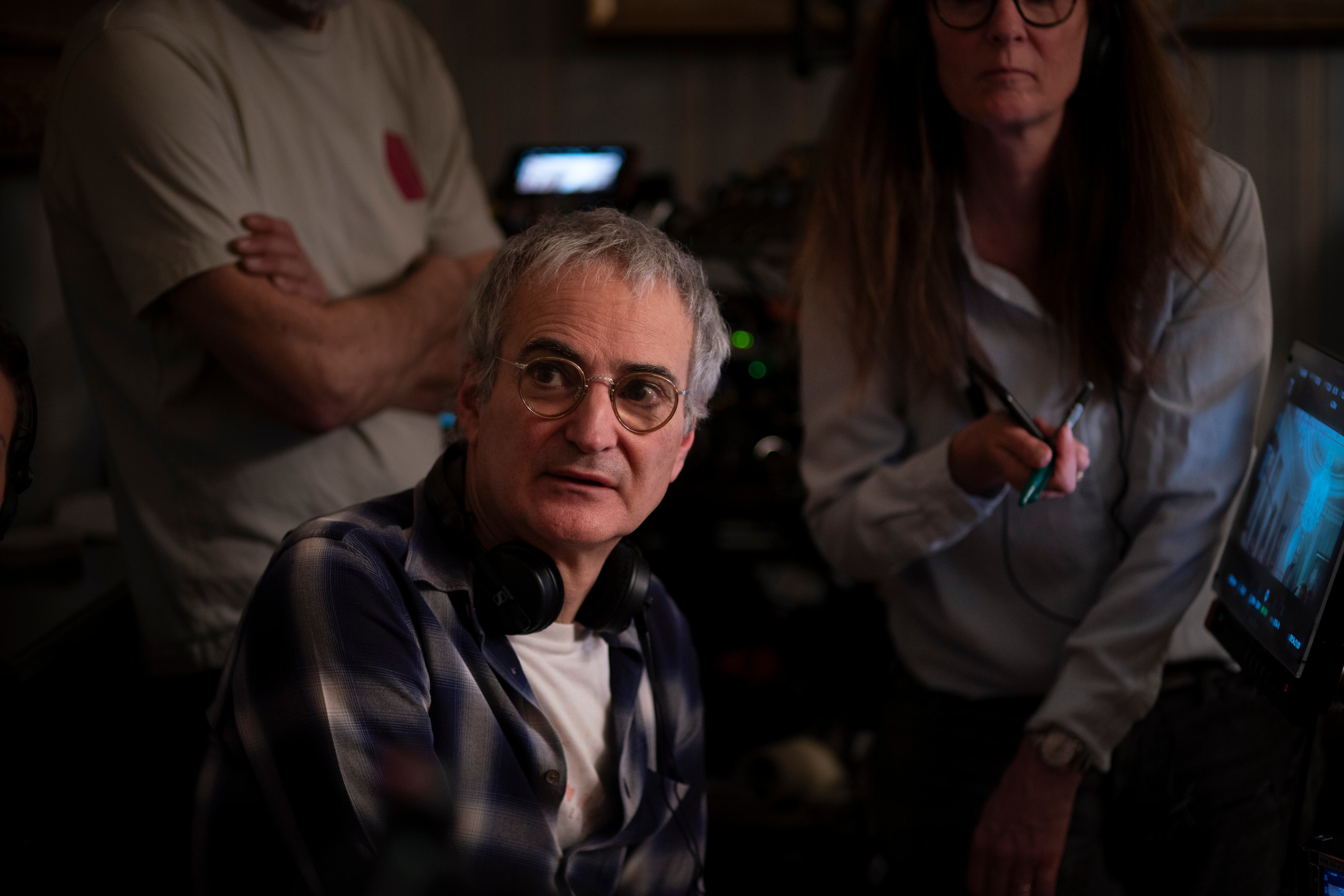 Olivier Assayas, durante el rodaje de 'El mago del Kremlin'