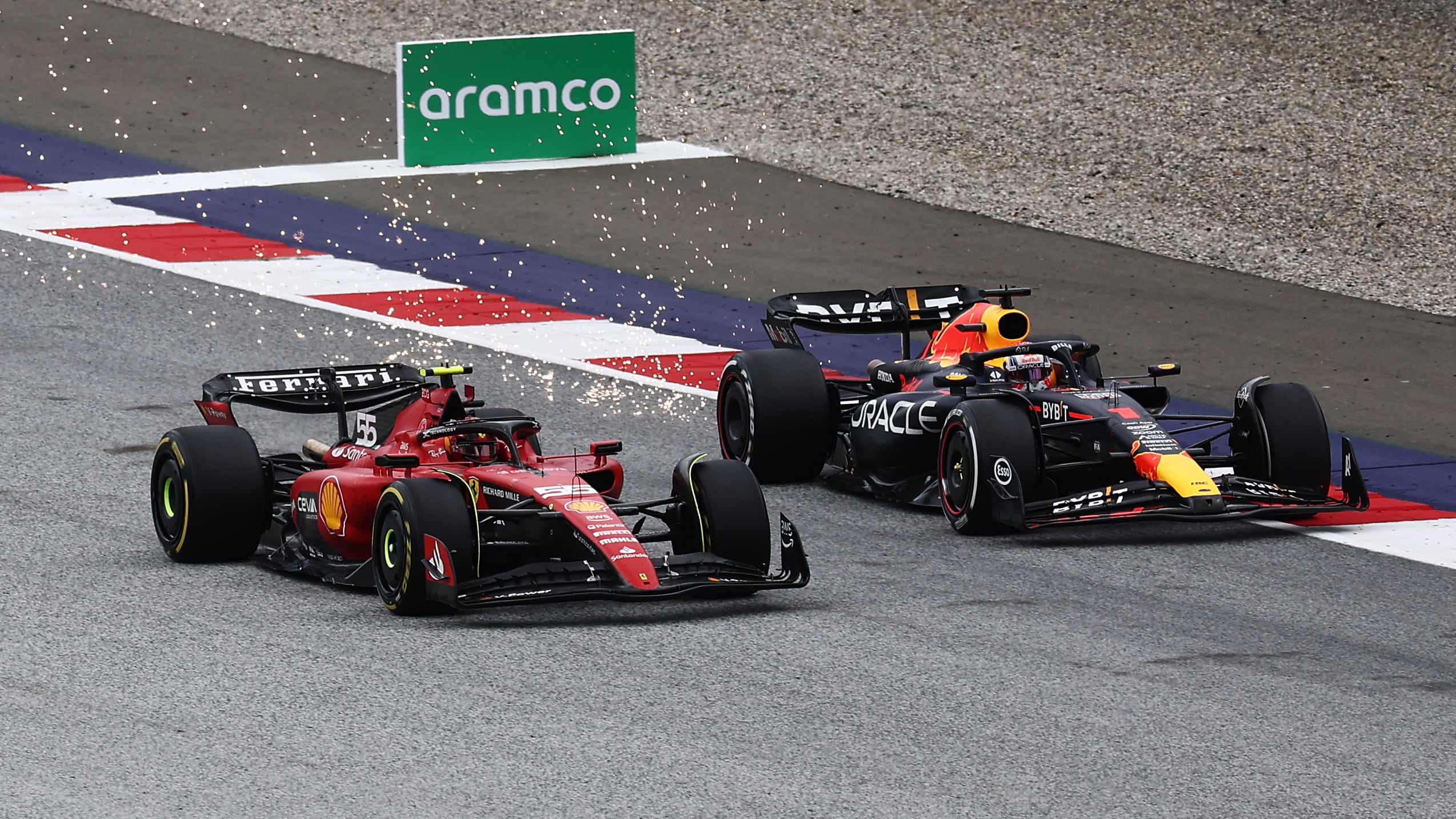 Carlos Sainz y Max Verstappen pelean durante el GP de Austria de F1 2023