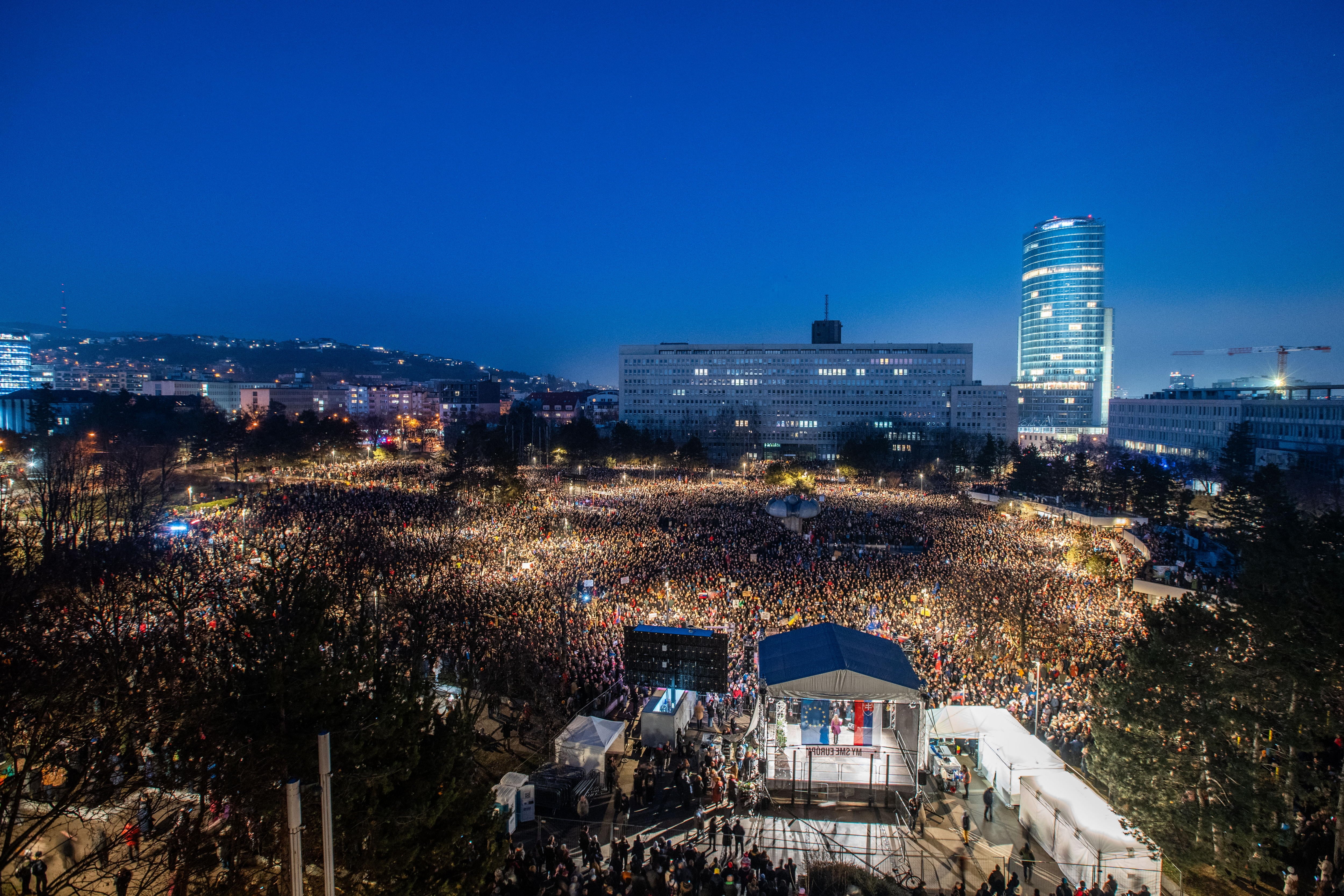 Vista aérea de la manifestación de este viernes en Bratislava contra el primer ministro eslovaco, Robert Fico