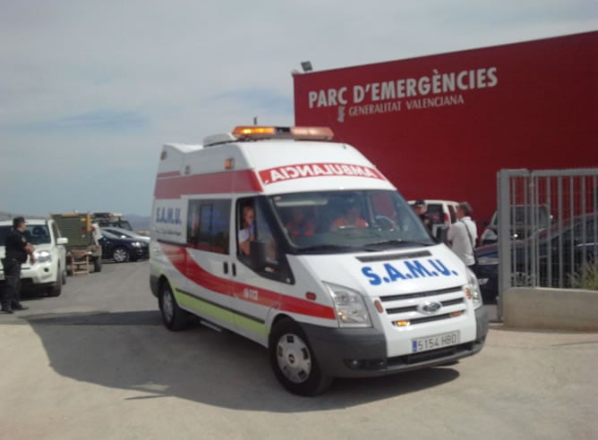 SAMU saliendo del Puesto de Mando Avanzado de Yátova rumbo al lugar donde del siniestro del helicóptero que participaba en las tareas de extinción del fuego de Cortes de Pallás.