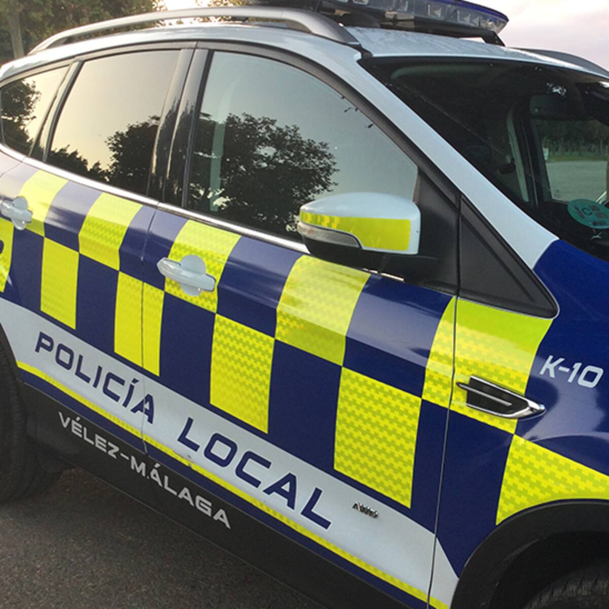 Hospitalizada tras darle un codazo su pareja y tirarla al suelo cuando iban en una moto