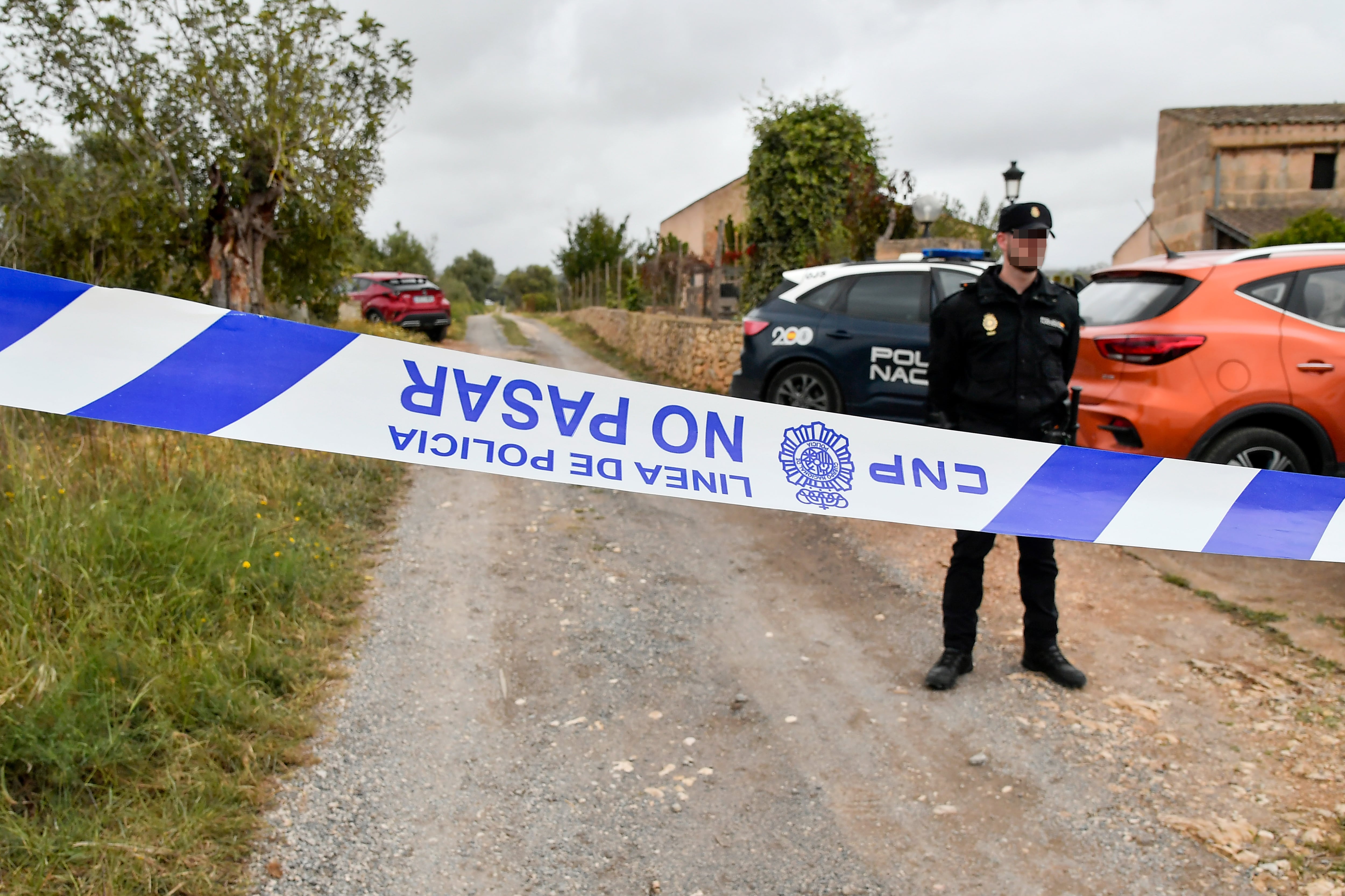 MANACOR (MALLORCA), 29/04/2024.- Un cordón policial impide el acceso a una finca a las afueras de Manacor (Mallorca) donde sido localizado el cadáver de una persona y se sospecha que pueda haber otro, este lunes. La Policía Nacional ha detenido a un hombre de 50 años como sospechoso del doble homicidio de su madre y un hermano en esta finca. EFE/ Miquel A. Borràs
