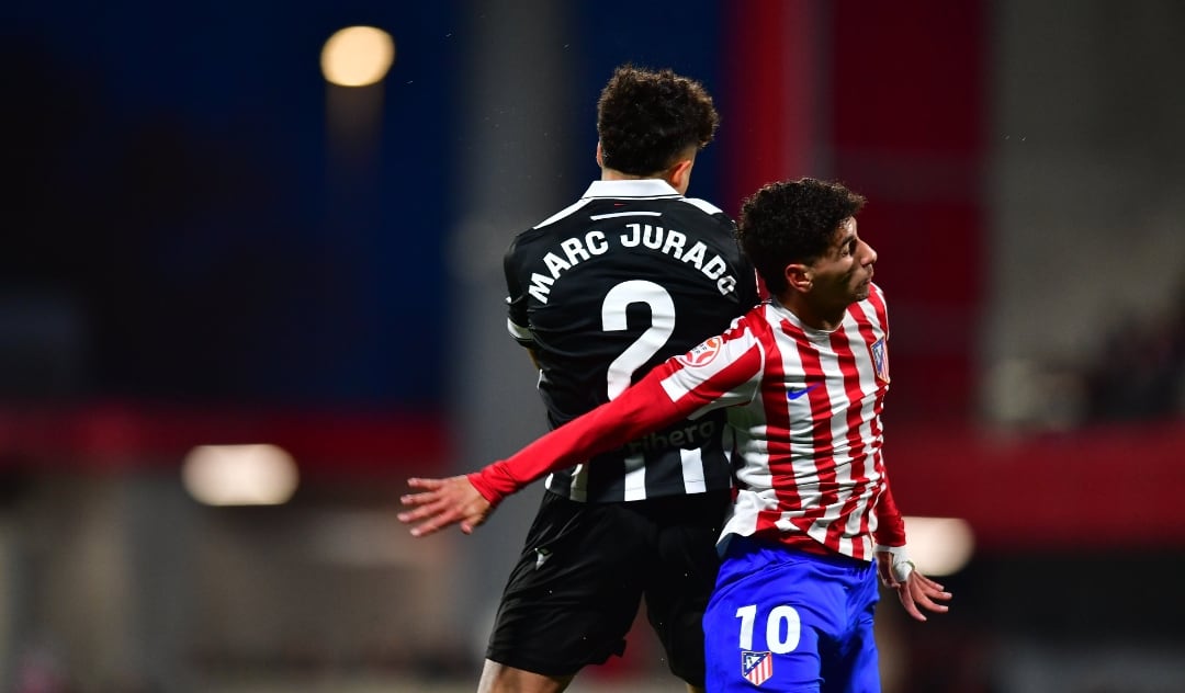 Jurado lucha por el balón