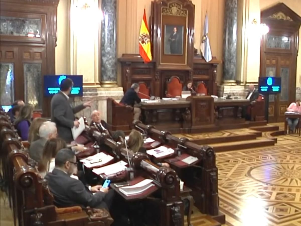 Bronca en el pleno de A Coruña: Inés Rey suspende la sesión tras un duro enfrentamiento entre PP y Gobierno local