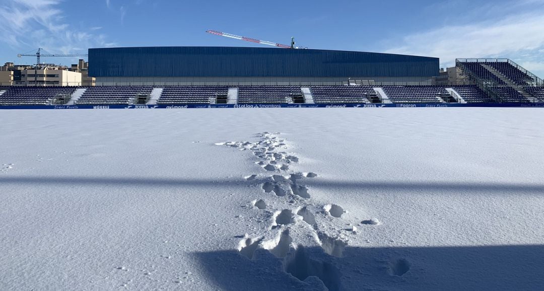 El césped del Fernando Torres completamente nevado