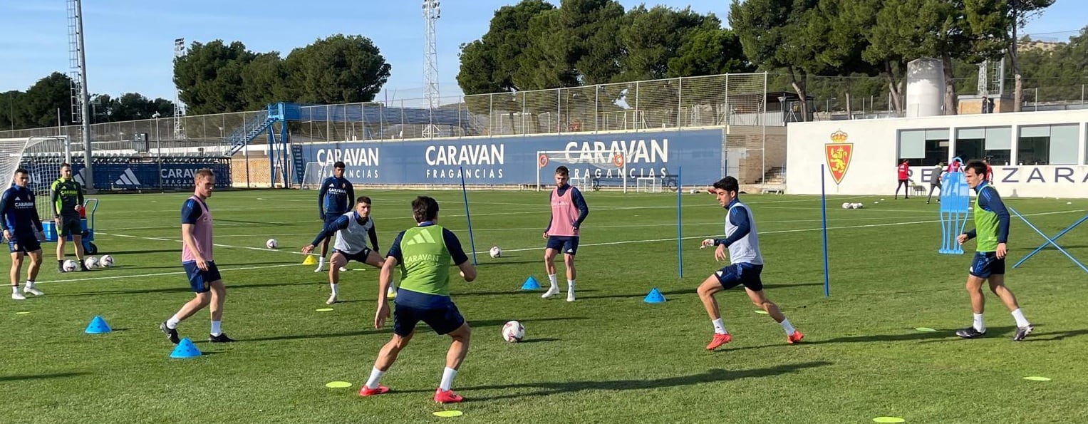 Los jugadores del Real Zaragoza realizan un rondo preparando la visita a Córdoba