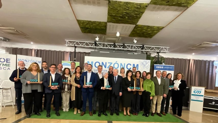 Foto de familia de los galardonados con las autoridades