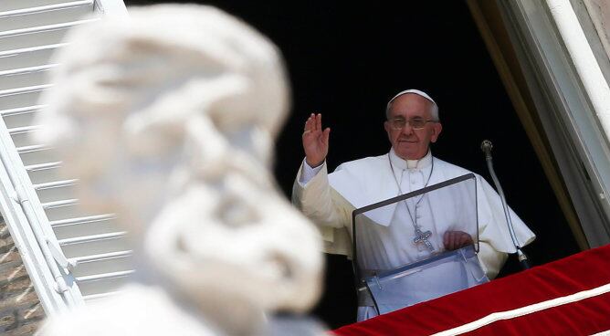 El papa Francisco bendiciendo a los fieles durante la oración del Ángelus el pasado 18 de agosto