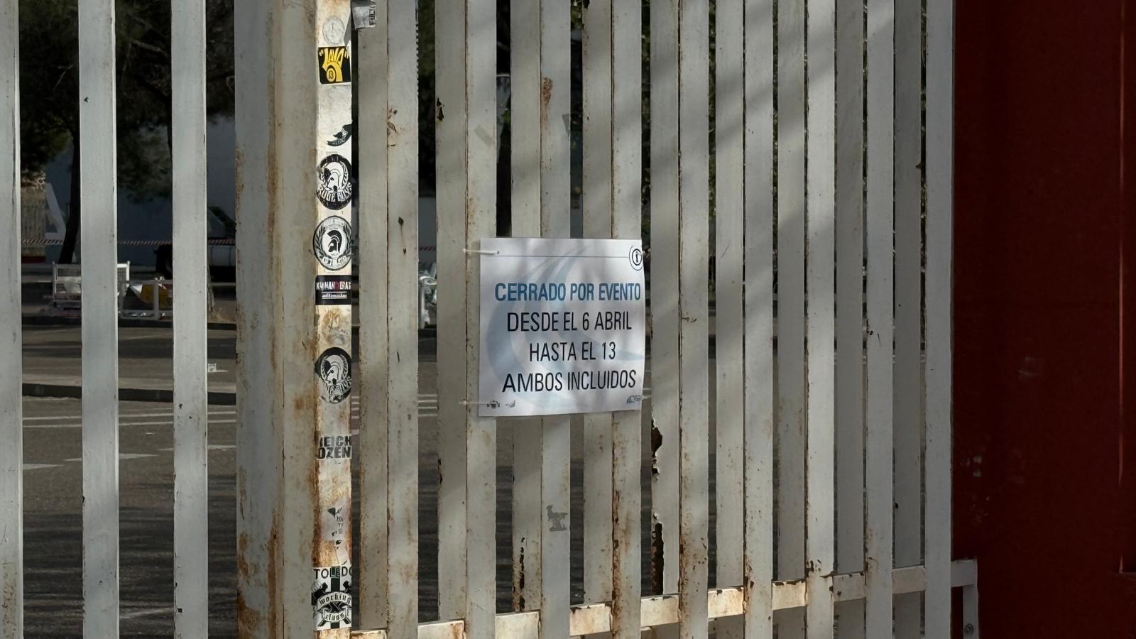 Cartel anunciador del cierre del recinto deportivo