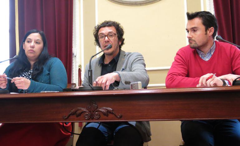 El alcalde, José María González, en el centro, tras la junta de gobierno local. 