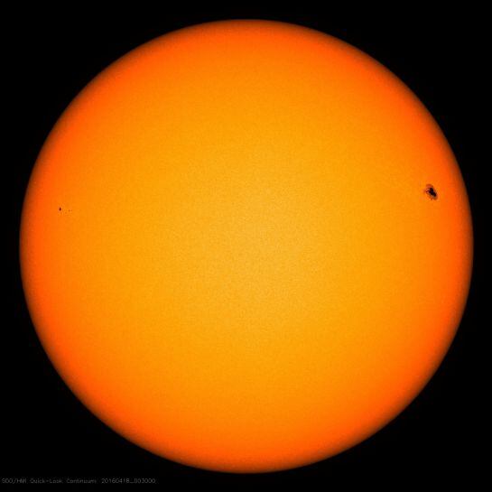 Mancha negra en la parte superior izquierda del Sol captada por la NASA donde se produjo una erupción solar el pasado 17 de abril.