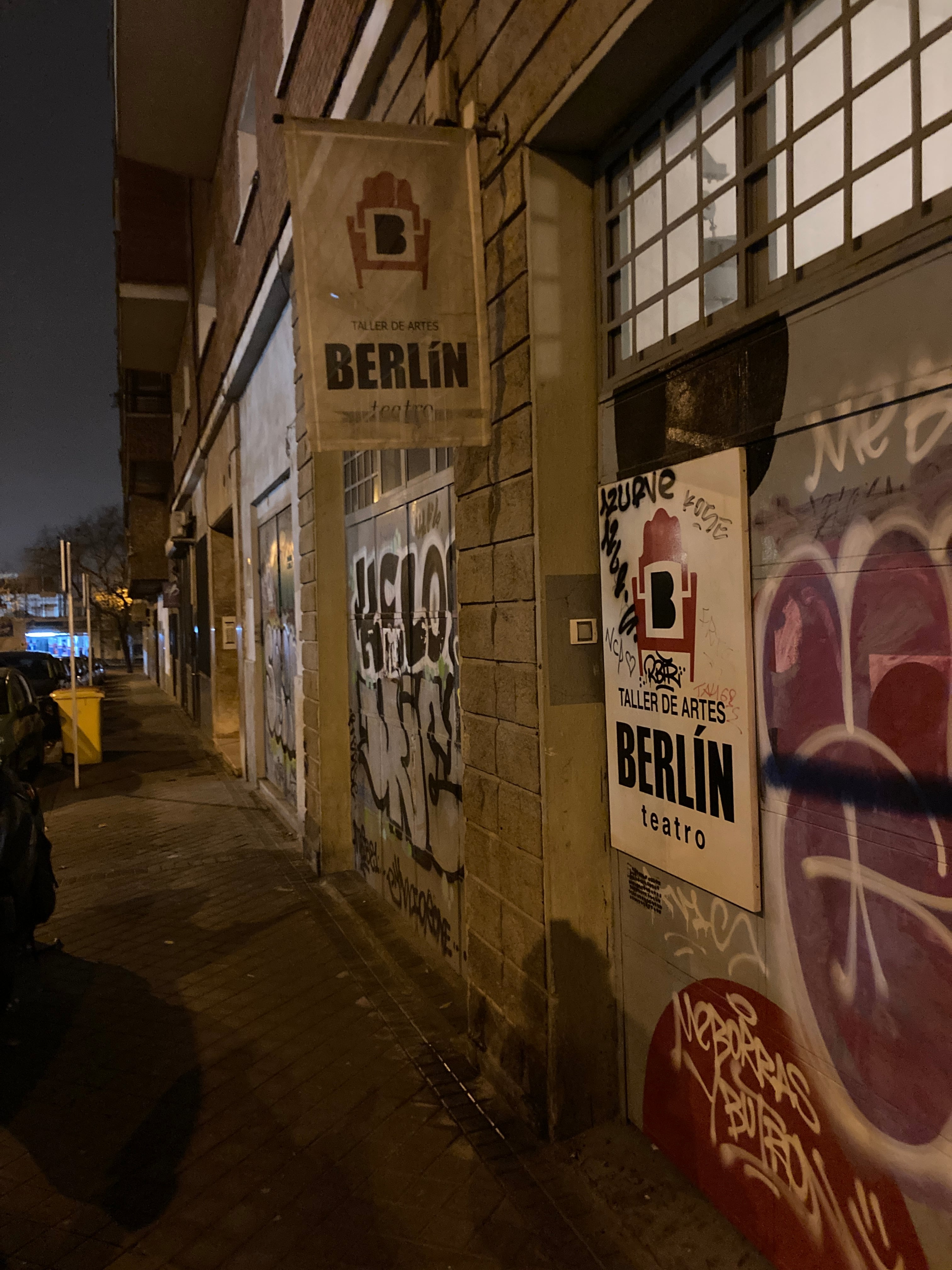 Entrada al local del Berlín Teatro, en el barrio de Chamartín, Madrid