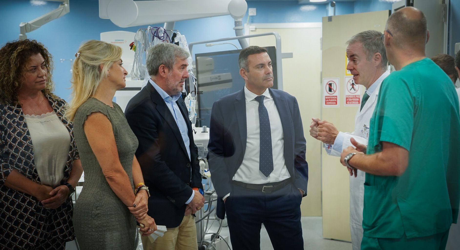Fernando Clavijo, presidente del gobierno de Canarias, Oswaldo Betancort, presidente del Cabildo de Lanzarote y la Esther Monzón, consejera de Sanidad de Canarias.