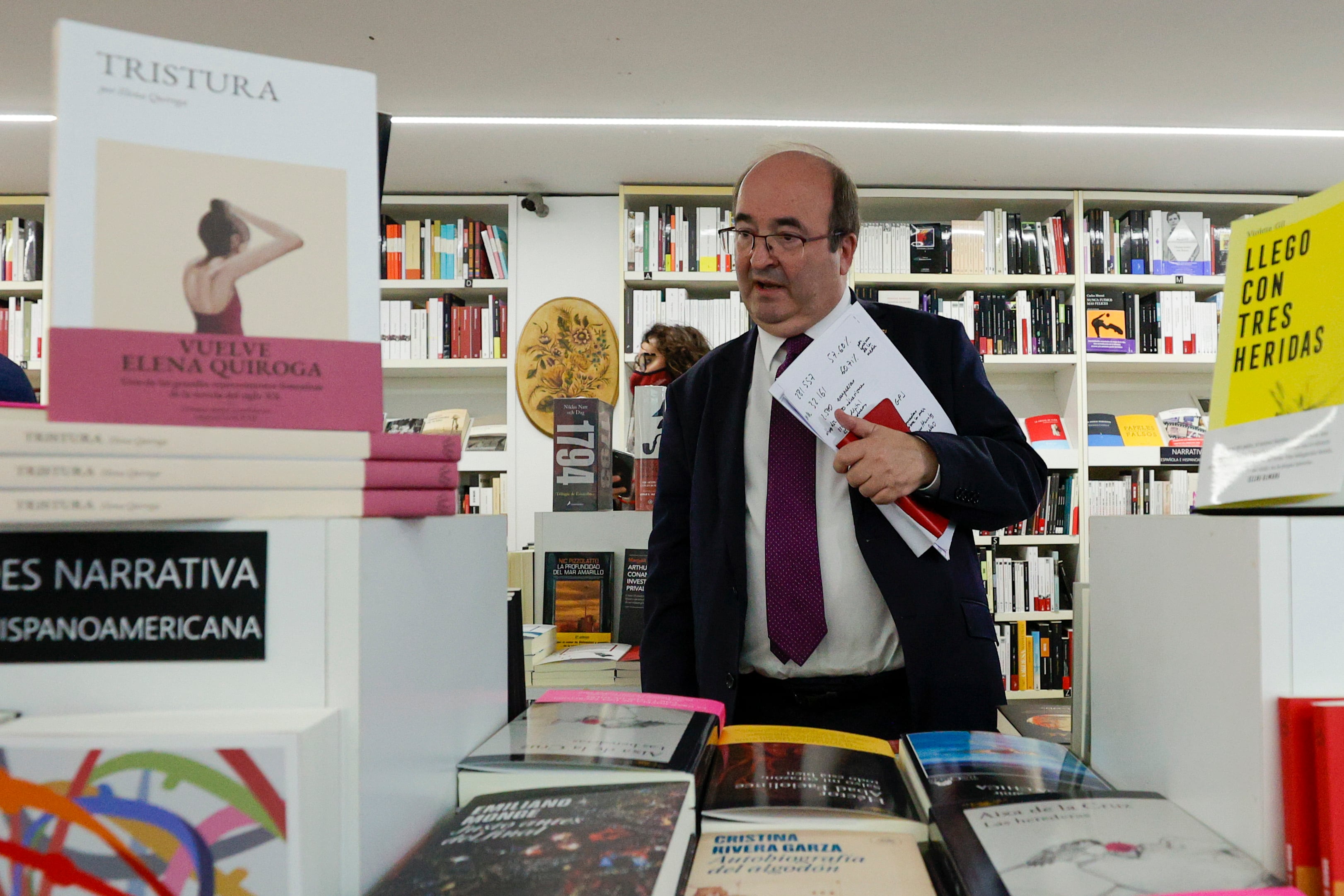 El ministro de Cultura, Miquel Iceta, en la librería Ramón Llul, en València, donde se reunió en noviembre con representantes del sector cultural para informarles del desarrollo del Estatuto del Artista.