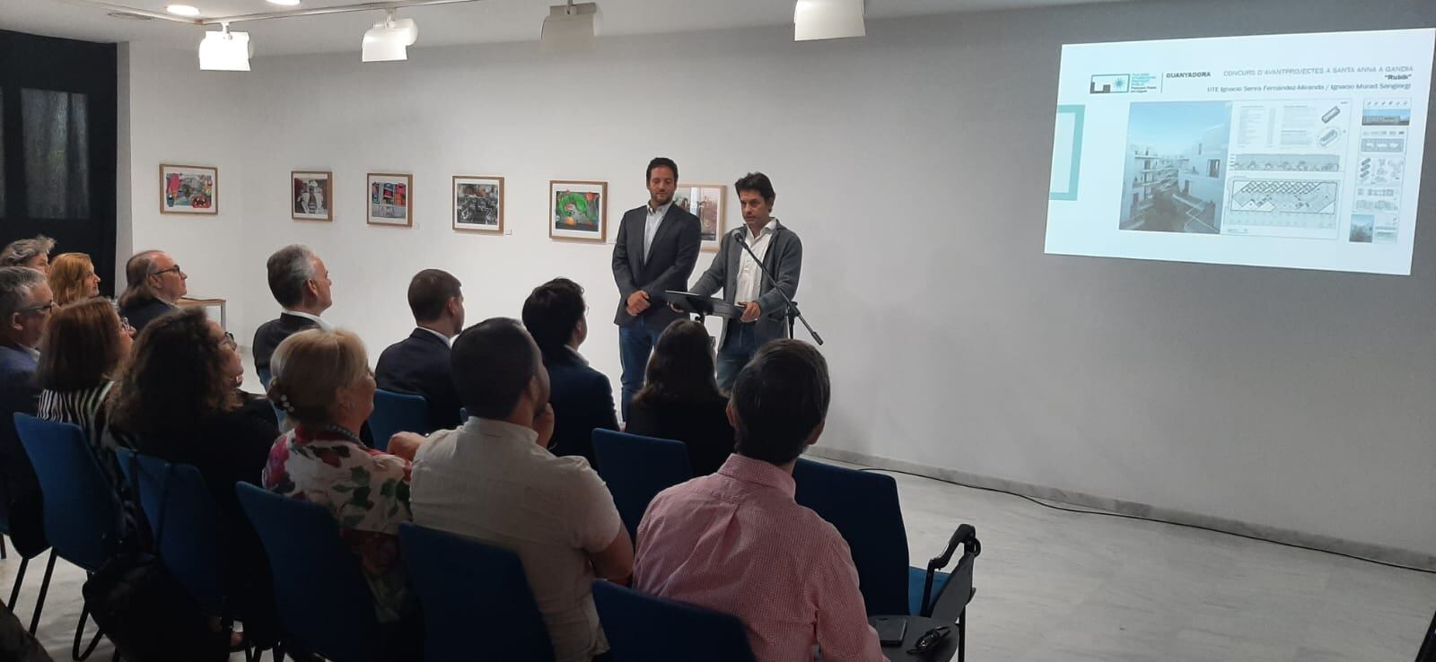 Los arquitectos ganadores presentado su proyecto, llamado Rubik.