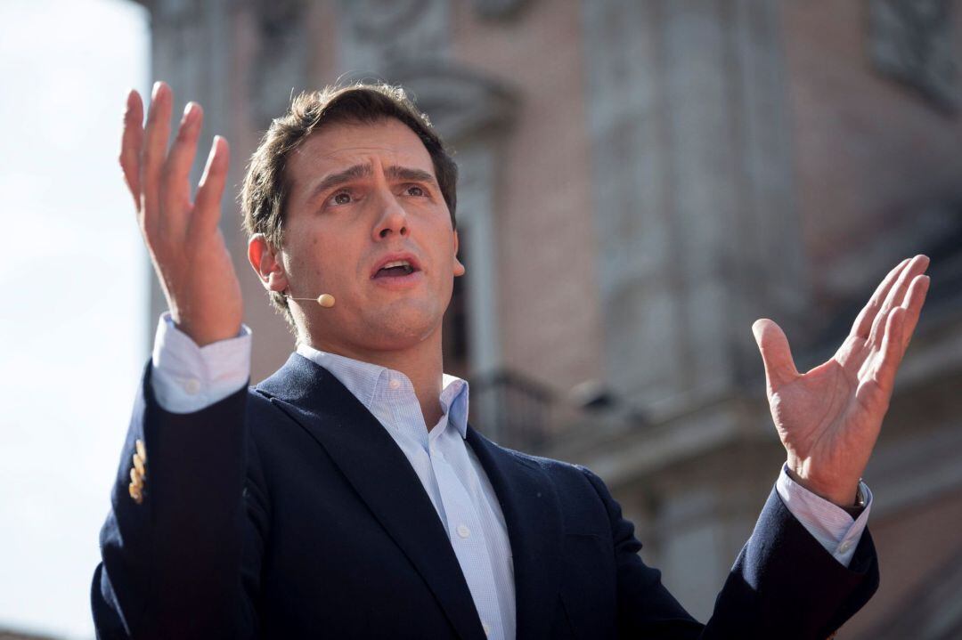  El presidente de Ciudadanos, Albert Rivera, durante su intervención este sábado en el acto en la madrileña plaza de la Villa