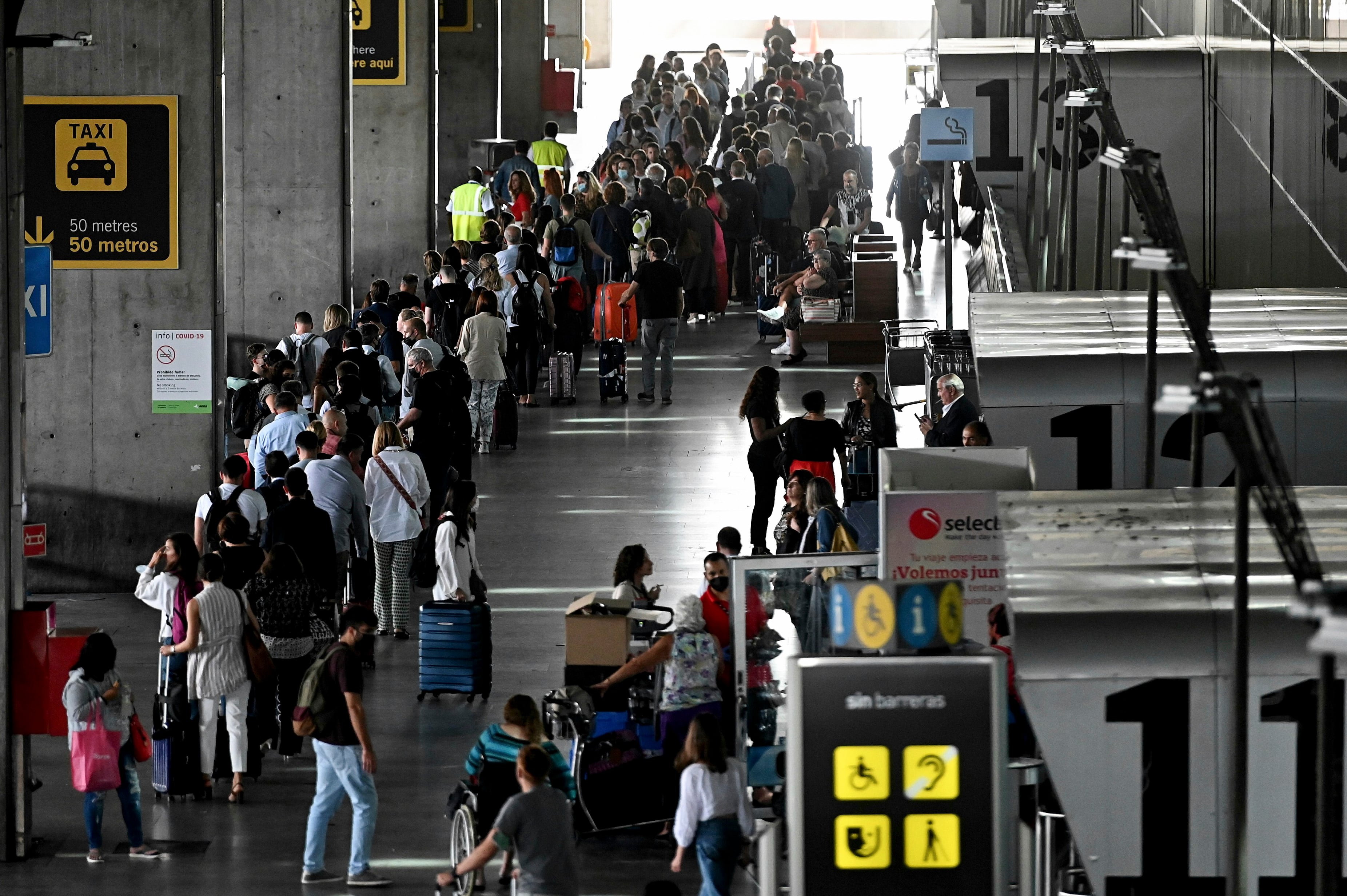 MADRID, 08/06/2022.- Decenas de personas hacen cola este miércoles para facturar el equipaje en el Aeropuerto de Barajas de Madrid. El inicio del período vacacional está provocando largas colas de espera y aglomeraciones en los aeropuertos. EFE/Fernando Villar
