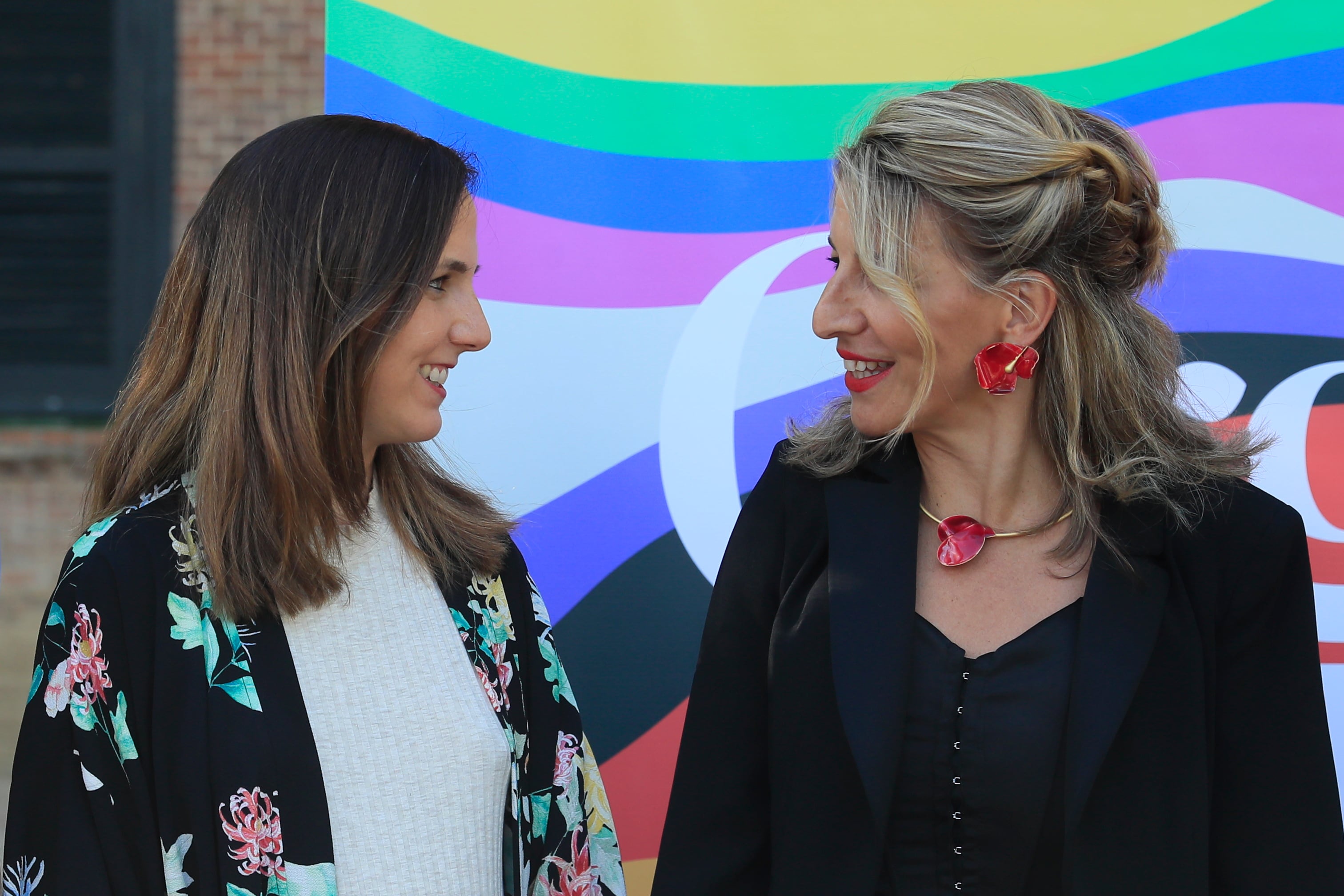 Ione Belarra y Yolanda Díaz durante el acto institucional