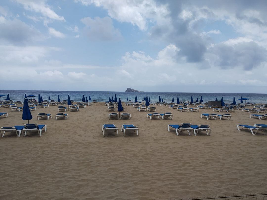 La playa de Levante de Benidorm sin bañistas