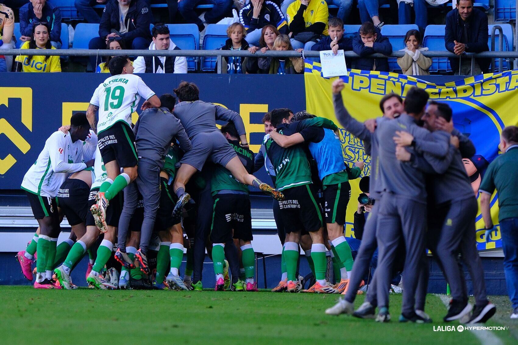 Suplentes y técnicos saltaron a celebrar el tercer gol del Racing.