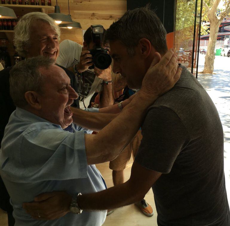 El recibimiento de Españeta al Piojo López en la entrada a la Asociación de Veteranos del Valencia. Dos históricos del club se abrazan de nuevo tras muchos años. Fuente: Fran Guaita.