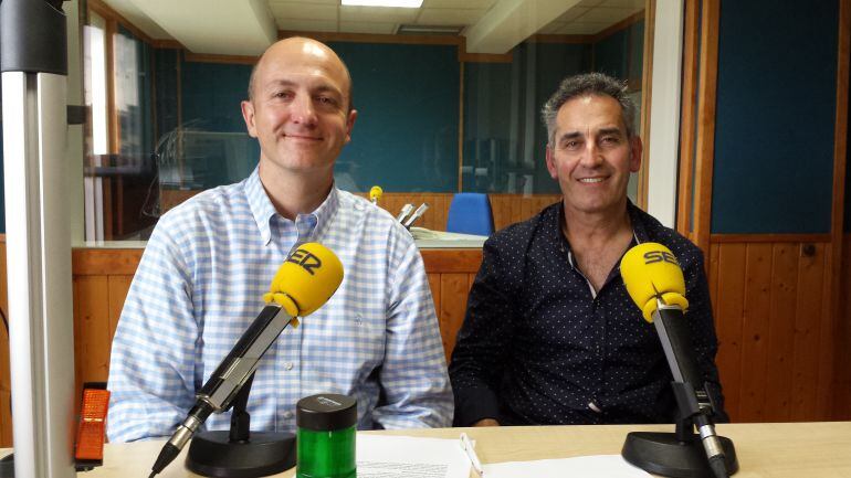 Luis Marina y José Angel San Martín, tertulianos de la Ventana de Cantabria, en el estudio de Radio Santander 