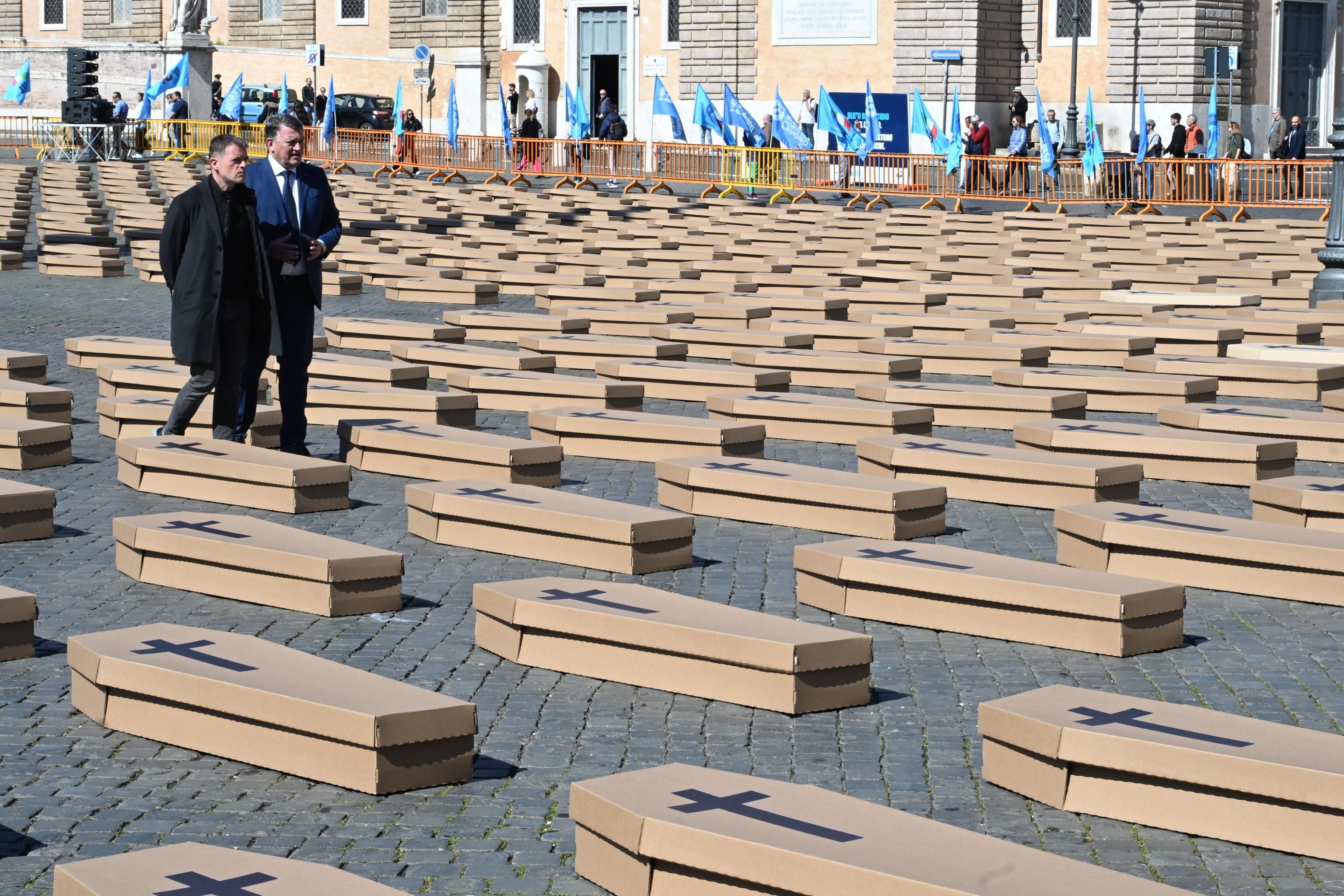 Más de mil ataúdes inundan la Plaza del Pueblo de Roma, Italia