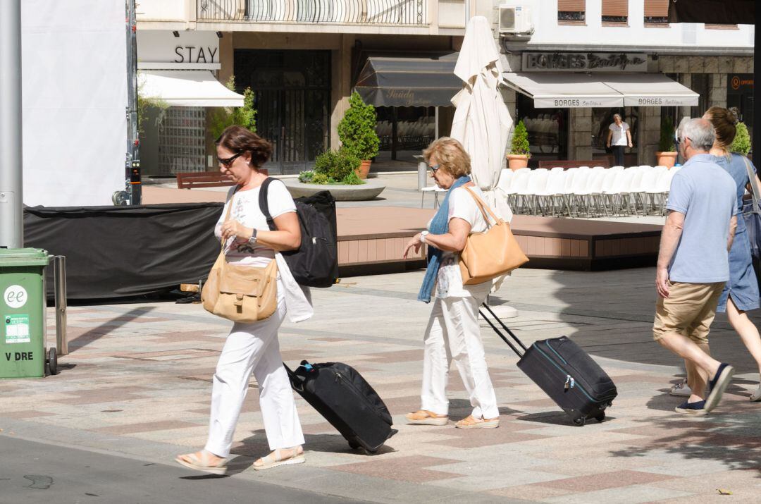 Turistes a la plaça Coprínceps d'Escaldes