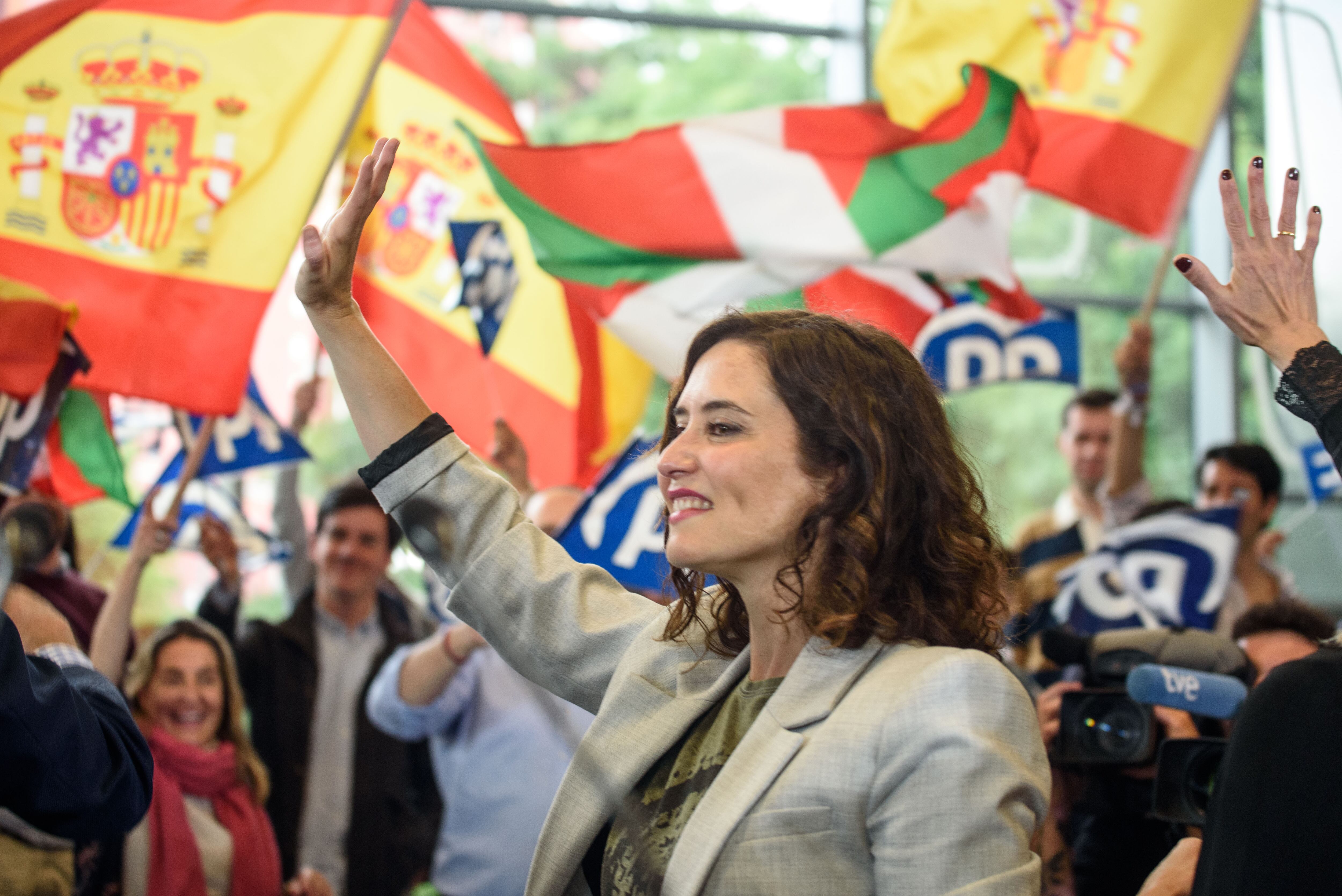 Bilbao, 20/05/2023.- La presidenta de la Comunidad de Madrid y candidata a la reelección, que también cierra la lista del PP al Ayuntamiento de Bilbao, Isabel Díaz Ayuso, ha acudido este sábado a Bilbao para realizar un mitin junto a la candidata del PP al Ayuntamiento de Bilbao, Esther Martínez, la presidenta del PP de Vizcaya, Raquel González, y el presidente del PP del País Vasco, Carlos Iturgaiz, en plena polémica tras pedir la ilegalización de la formación de Arnaldo Otegi. EFE/Javier Zorrilla