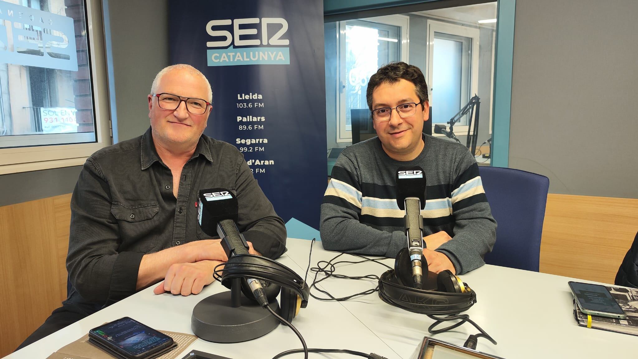 Josep Tàpies és l'alcalde de Ponts i Joel Falcó, l'alcalde d'Alfés. Durant l'entrevista a Ràdio Lleida.