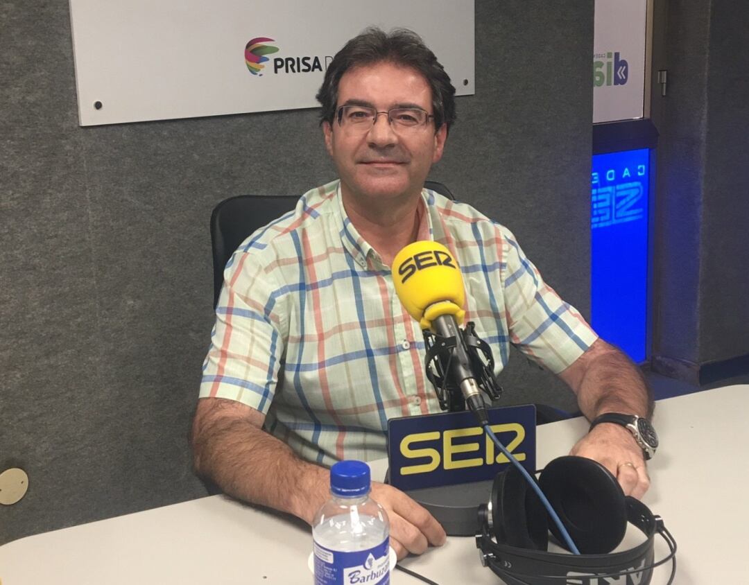 José Adrián Hernández, consejero insular de Agricultura del Cabildo de La Palma en una entrevista en los estudios de Radio La Palma - Cadena SER