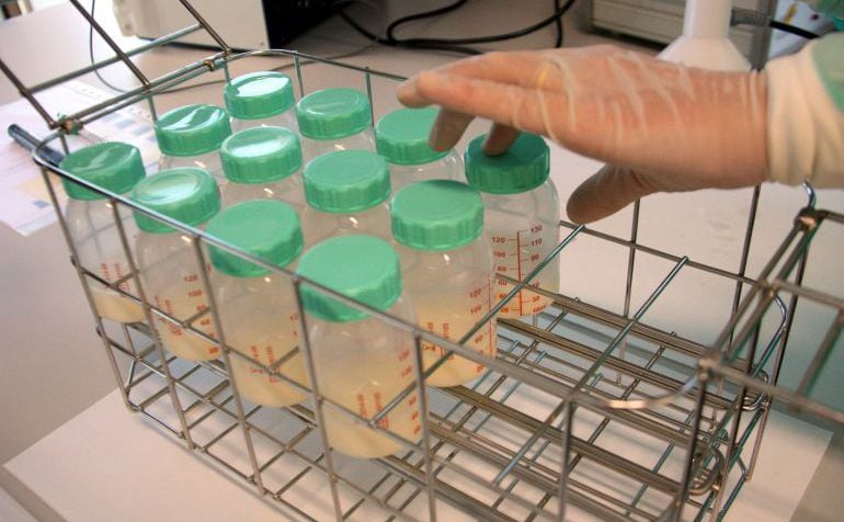 El banc s'encarrega de recollir la llet a casa.