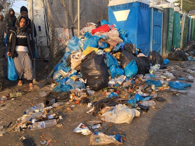 Recorriendo las colinas por las que corren aguas fecales, donde se acumula la basura, donde algunos afganos han sido capaces de construir hornos de barro en el suelo