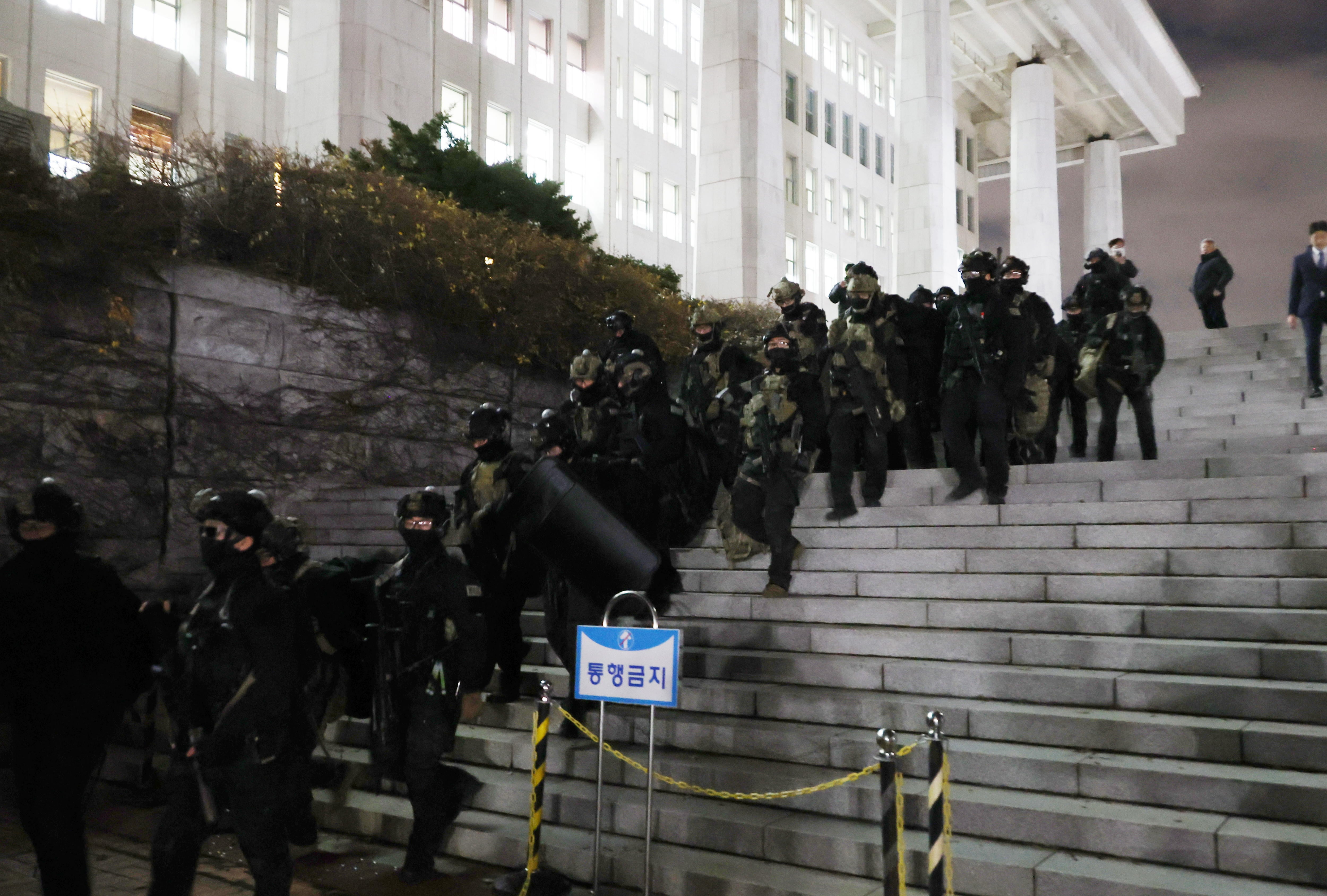 Seoul (Korea, Republic Of), 04/12/2024.- Soldiers withdraw from the National Assembly in Seoul following the passage of a resolution during an emergency plenary session of National Assembly urging the president to revoke martial law in Seoul, South Korea, early 04 December 2024. President Yoon Suk Yeol had declared martial law on 03 December night, citing the need to root out pro-North Korean forces and uphold the constitutional order. (Corea del Sur, Seúl) EFE/EPA/YONHAP SOUTH KOREA OUT
