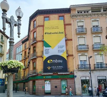 Fachada con la campaña entre Embou y Caja Rural