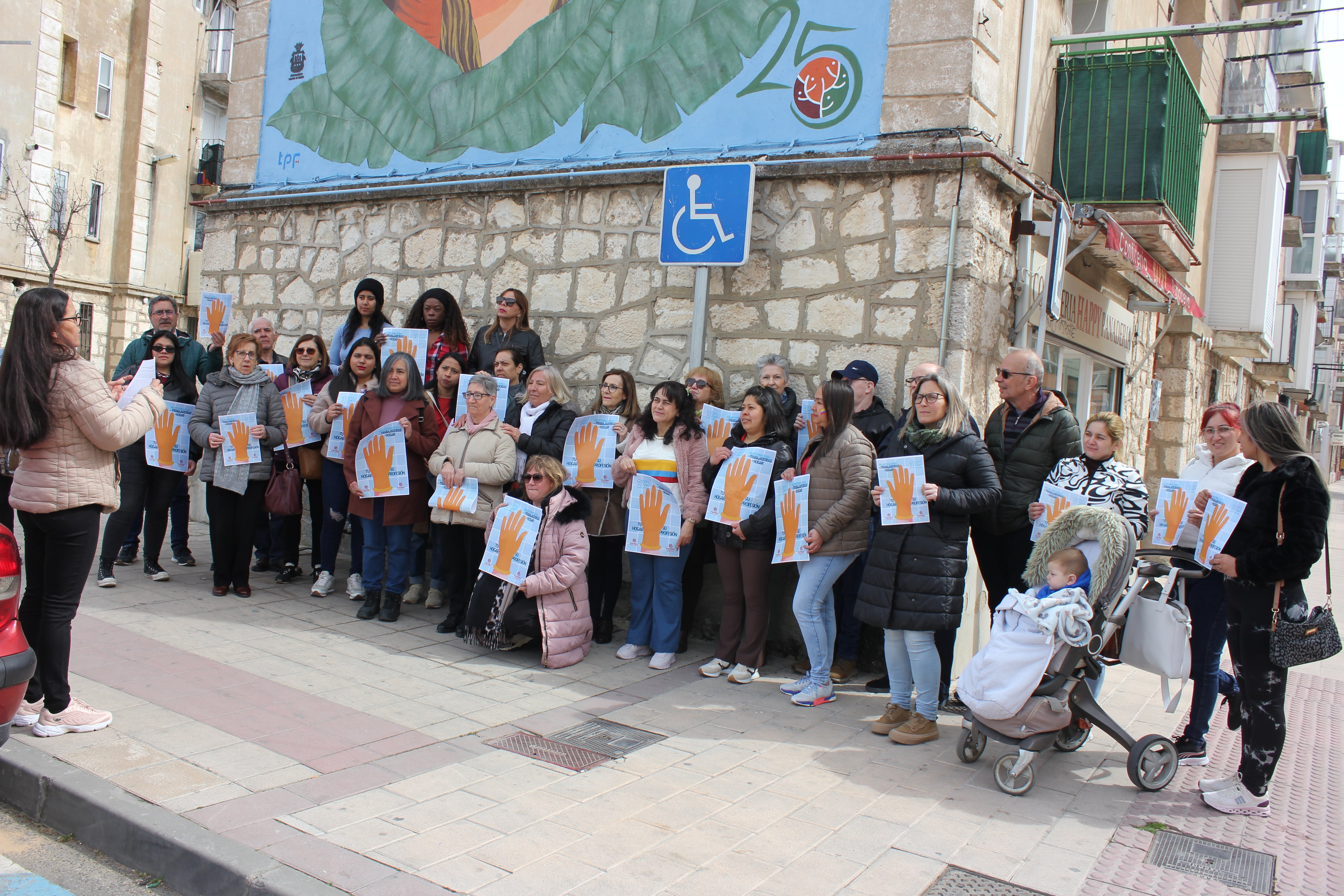 Cáritas Aranda con las trabajadoras del hogar en la foto de familia de su día en 2026
