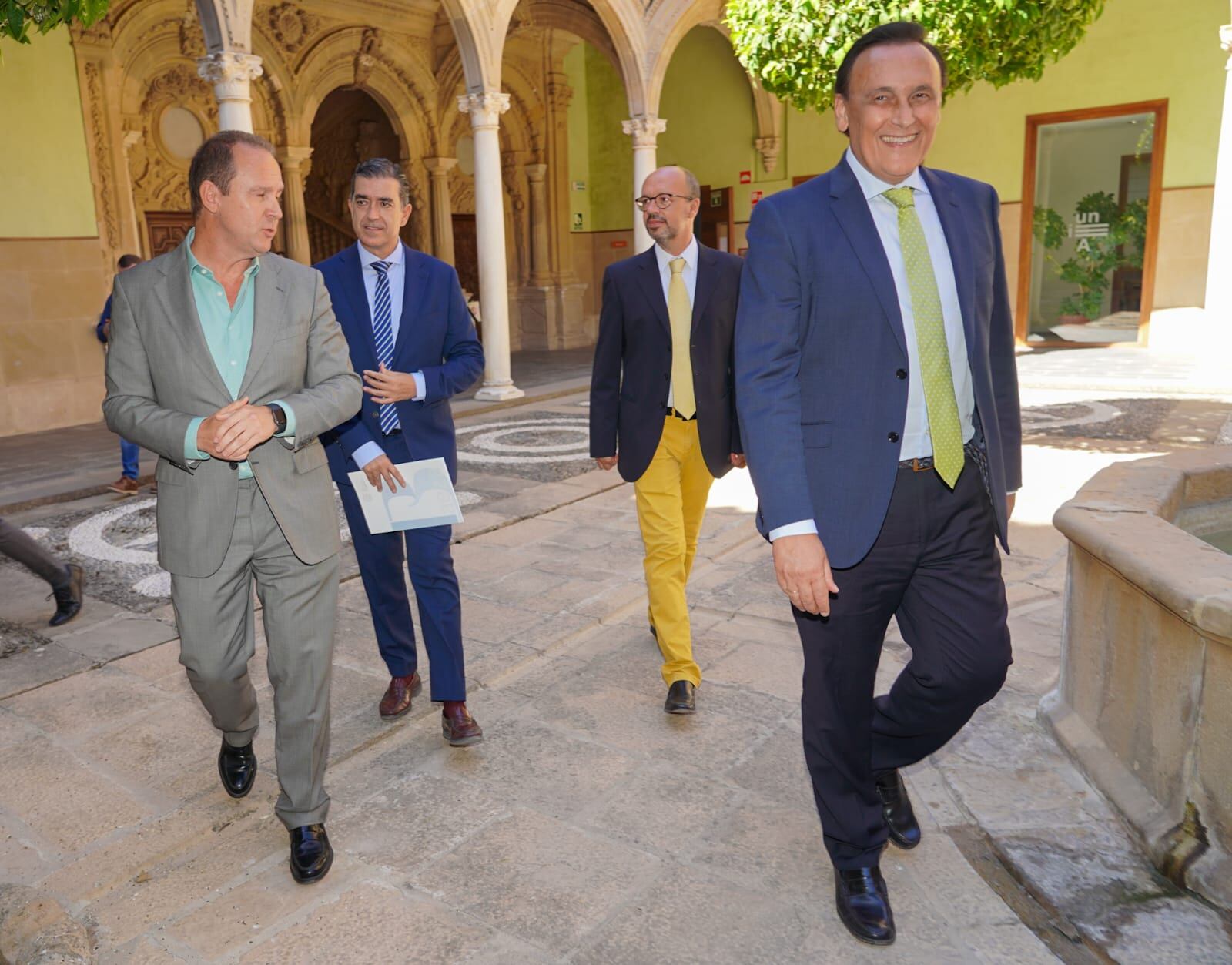 El consejero de Universidad inaugura los cursos de verano de la Sede Antonio Machado de la UNIA