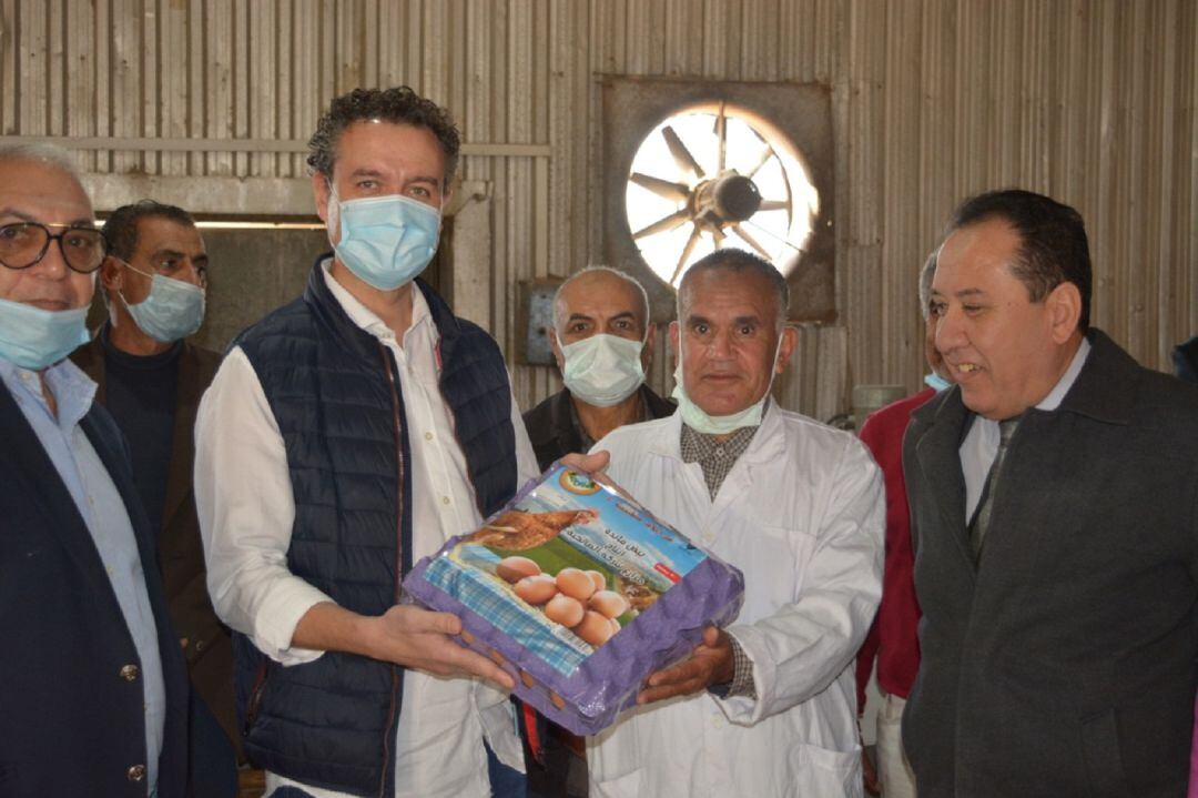 Enrique García, director de San Gabriel, mostrando tres docenas de huevos egipcios